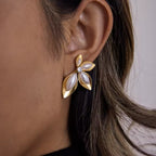 Zarcillo Con Petalos De Nacar Y Circón | Dorado