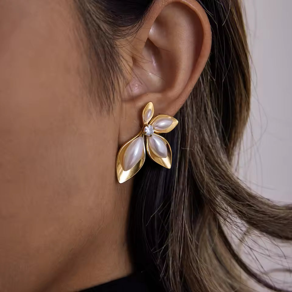 Zarcillo Con Petalos De Nacar Y Circón | Dorado