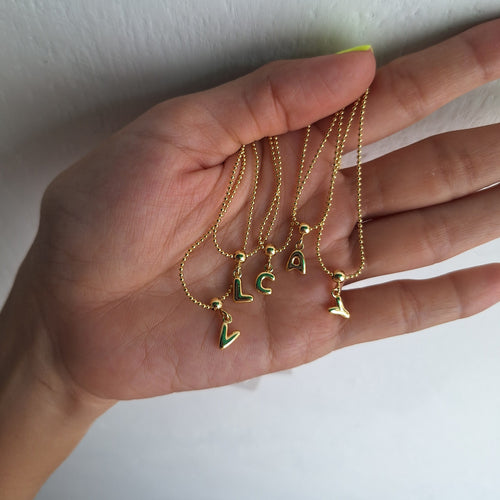 Collar letras mini (V) | Oro Chino Dorado