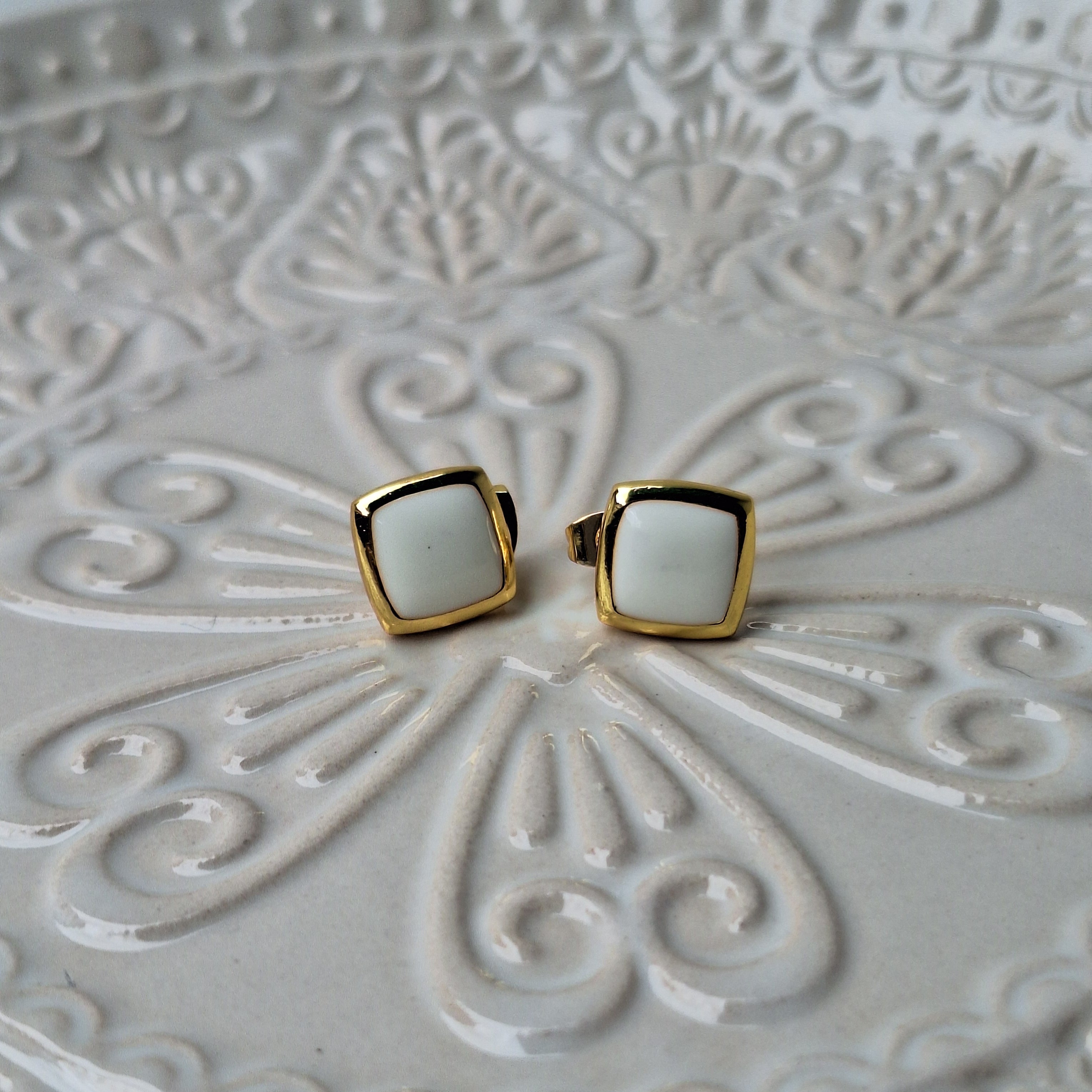 Zarcillo Cuadrado Blanco Con Borde | Oro Chino Dorado