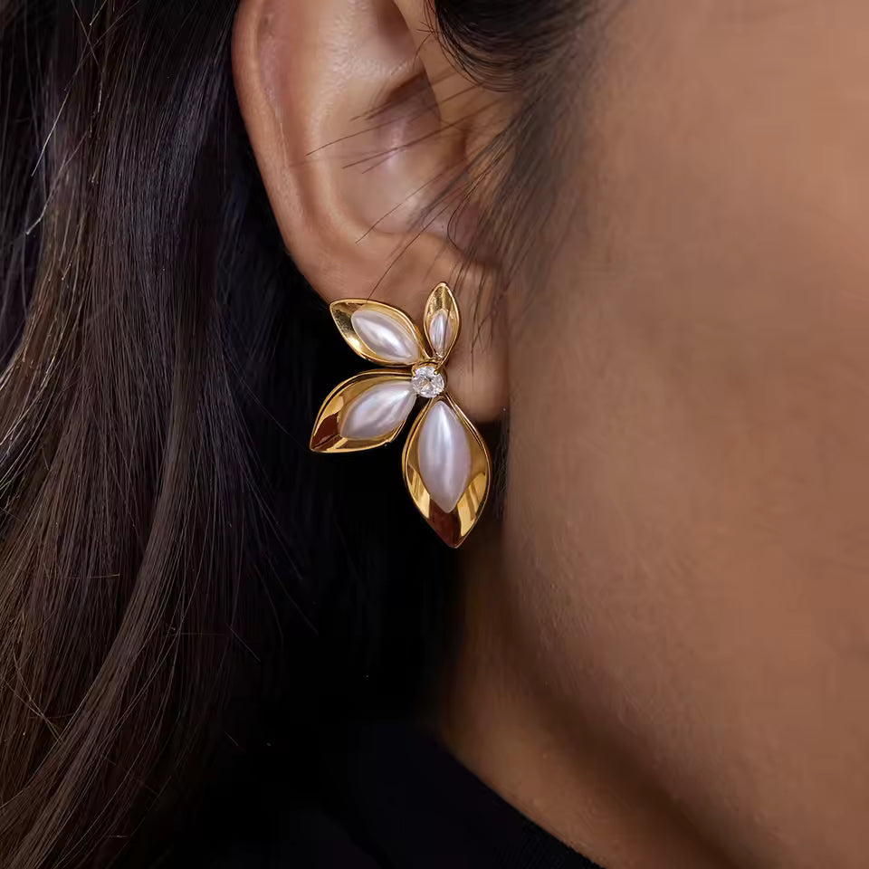 Zarcillo Con Petalos De Nacar Y Circón | Dorado