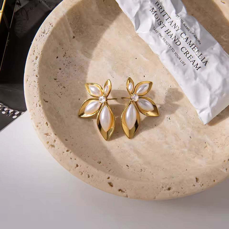 Zarcillo Con Petalos De Nacar Y Circón | Dorado