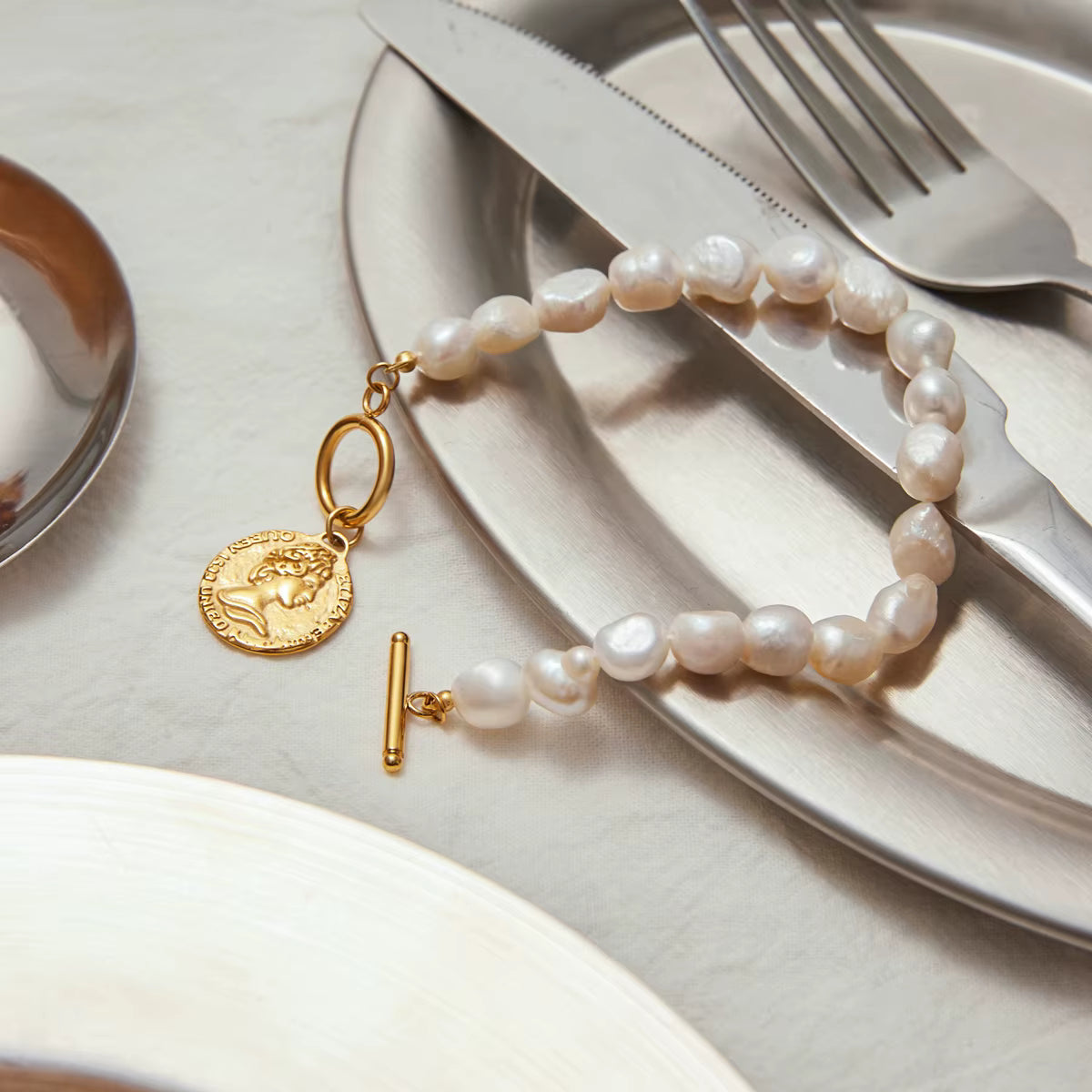 Pulsera de Perlas Dije Moneda | Dorado
