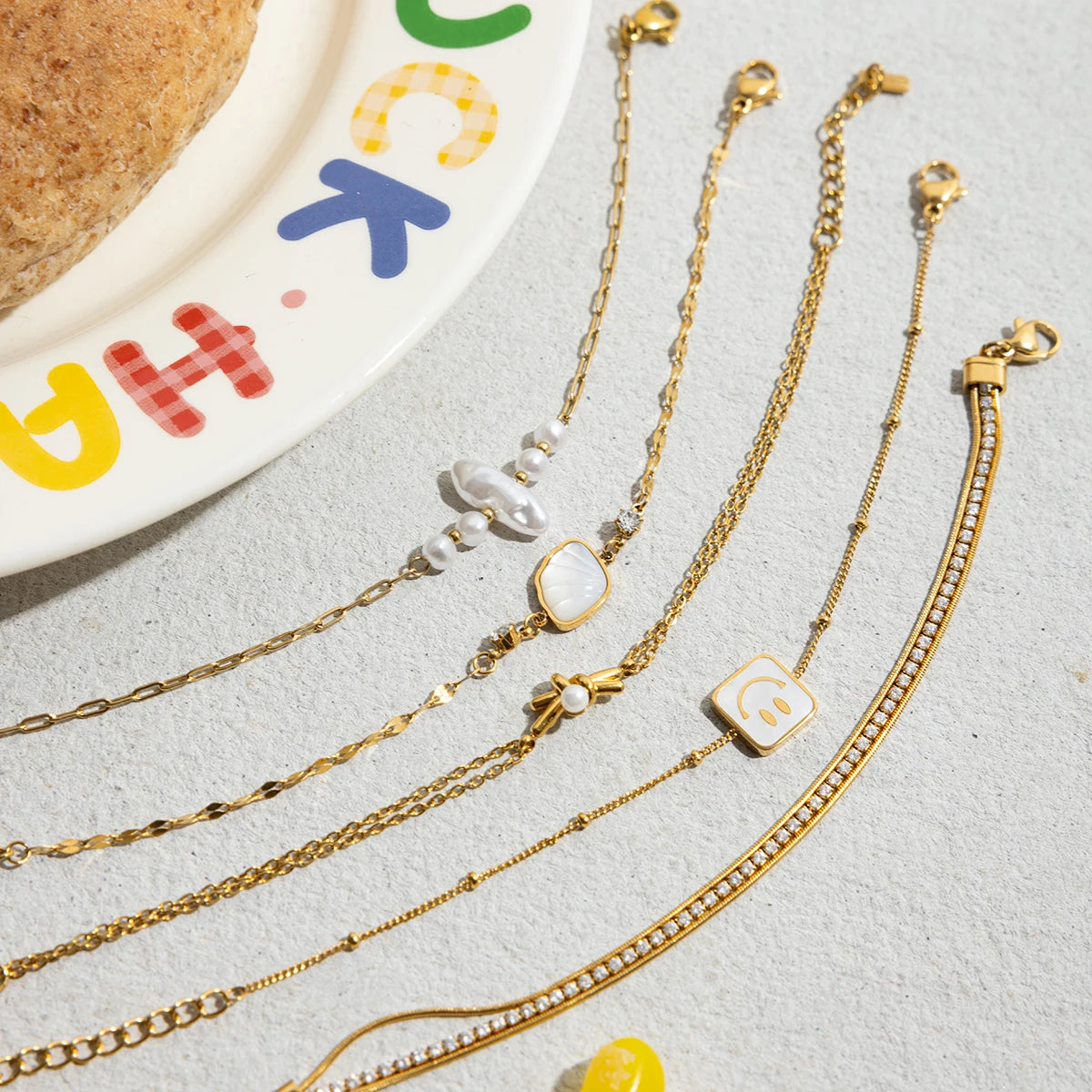 Pulseras de Hojas con Dije de Nácar Irregular y Circones | Dorado