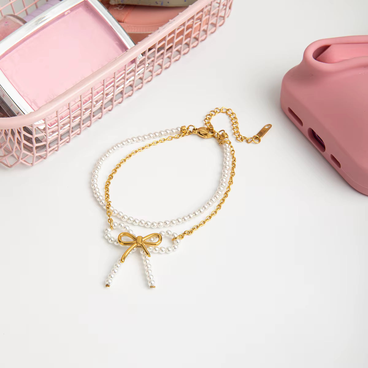 Pulsera Estilo Coquette Con Perlas Y Detalle De Lazo | Dorado