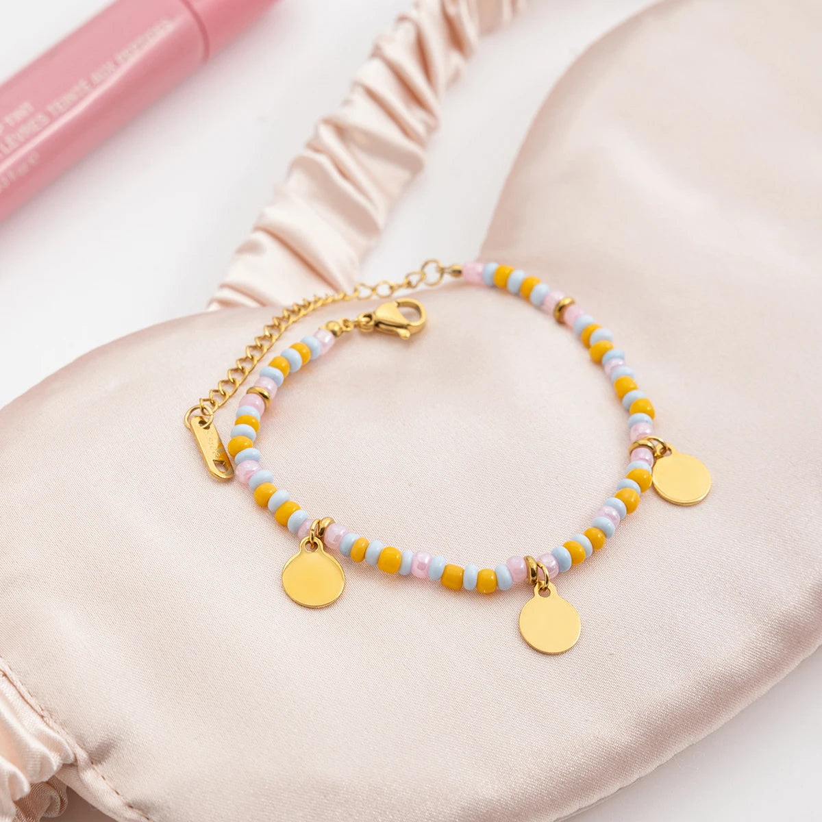 Pulsera de Cuentas Multicolores con Dijes de Monedas | Dorado