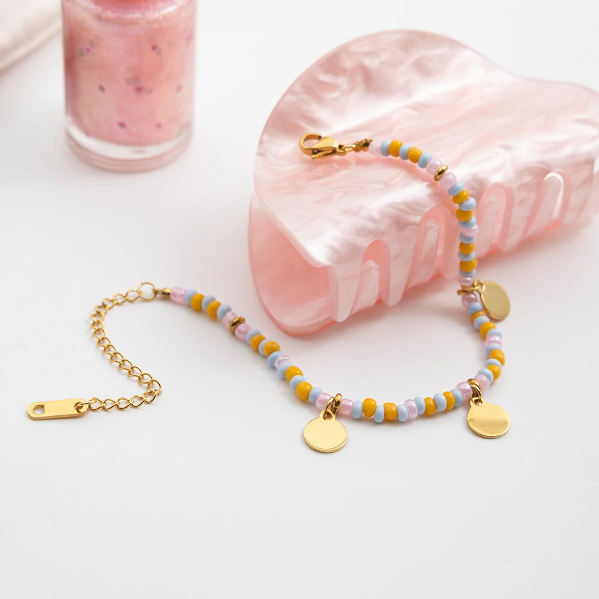 Pulsera de Cuentas Multicolores con Dijes de Monedas | Dorado