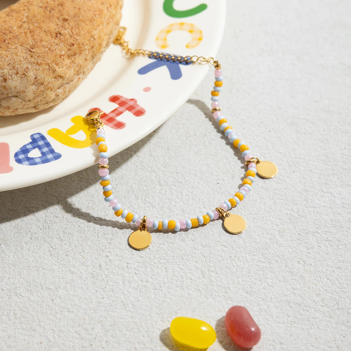Pulsera de Cuentas Multicolores con Dijes de Monedas | Dorado