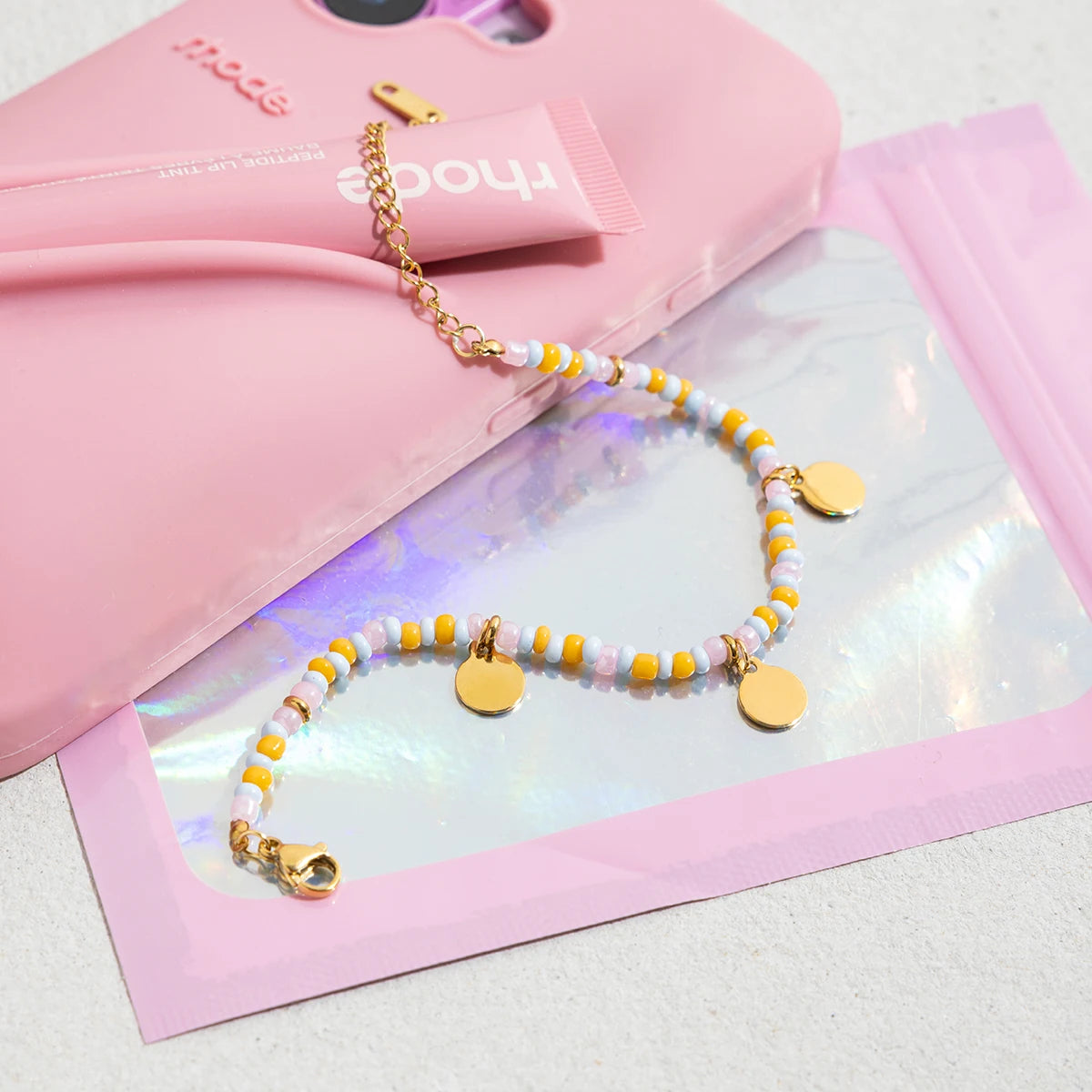 Pulsera de Cuentas Multicolores con Dijes de Monedas | Dorado