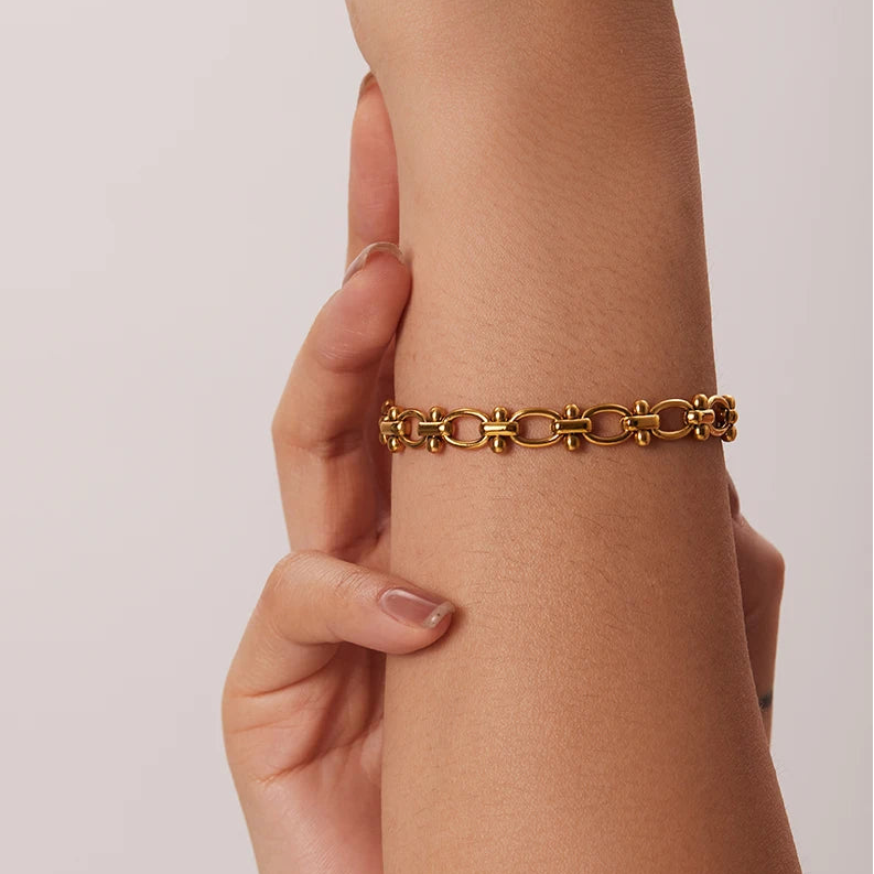 Pulsera De Eslabones Ovalados Con Detalles De Nudos Centrales | Dorado