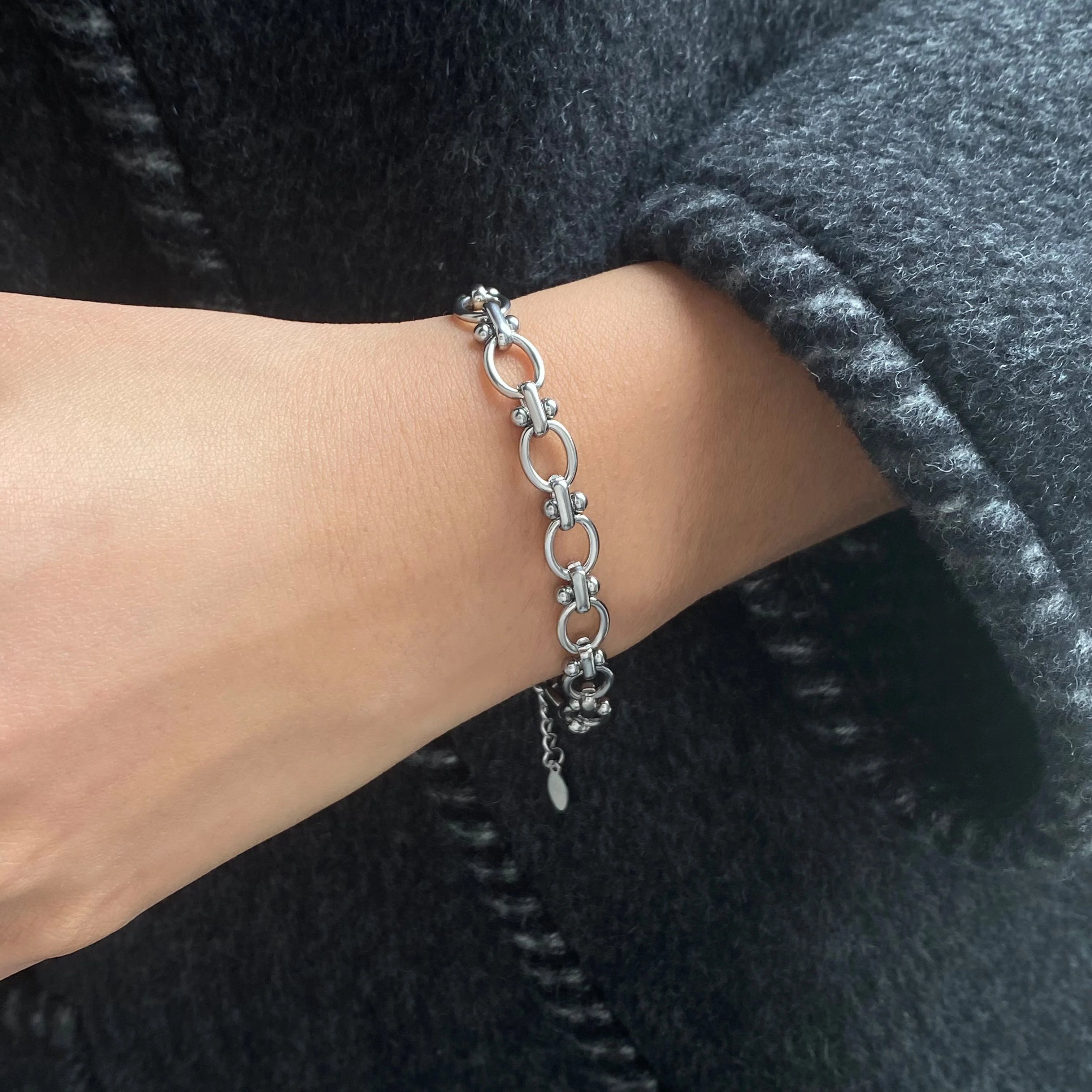 Pulsera De Eslabones Ovalados Con Detalles De Nudos Centrales | Plateado