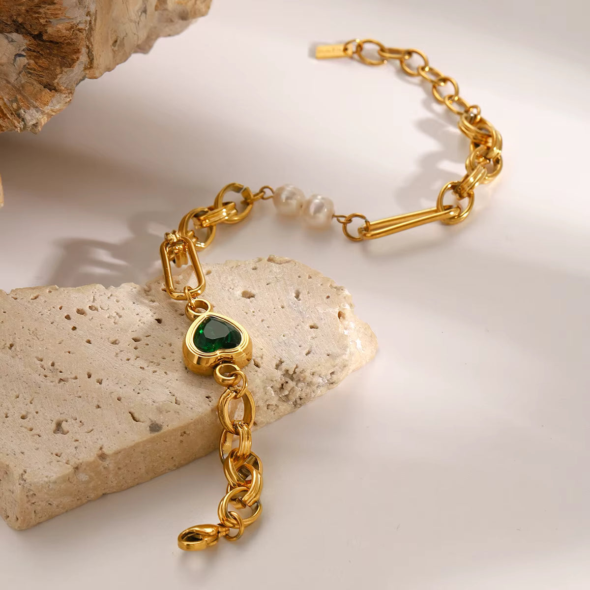 Pulsera De Eslabones Mixtos Con Corazon Verde Y Perlas Blancas | Dorado