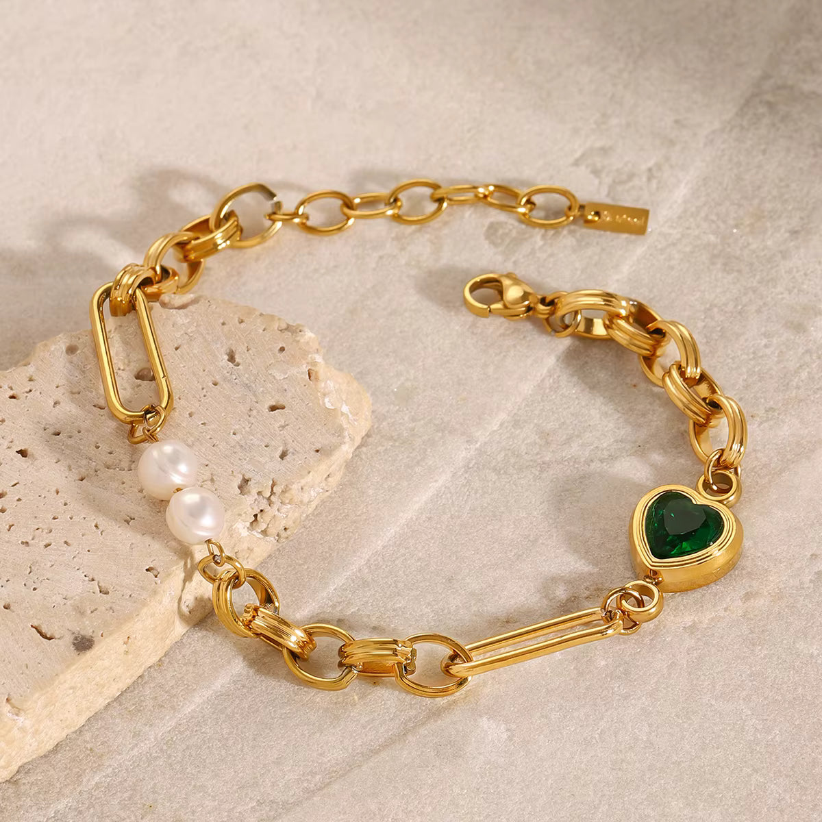 Pulsera De Eslabones Mixtos Con Corazon Verde Y Perlas Blancas | Dorado
