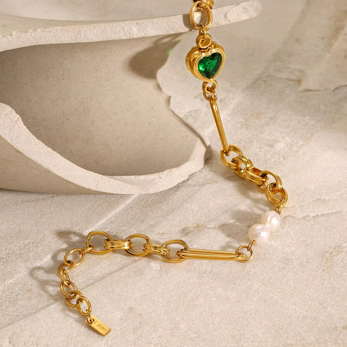 Pulsera De Eslabones Mixtos Con Corazon Verde Y Perlas Blancas | Dorado