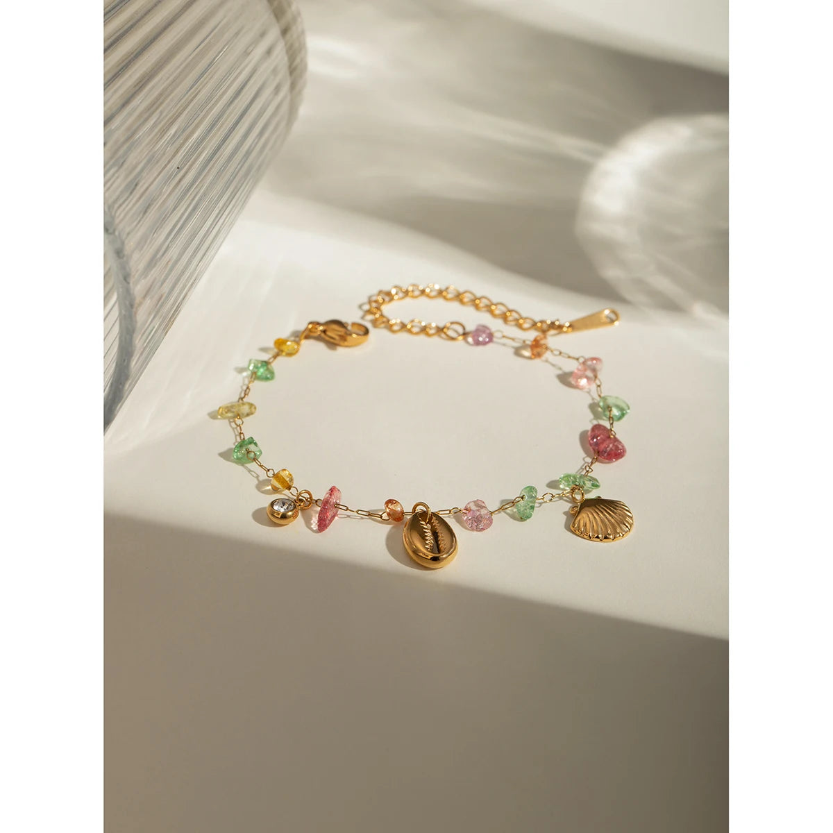 Pulsera con Dije de Concha y Piedras Colorida | Dorado