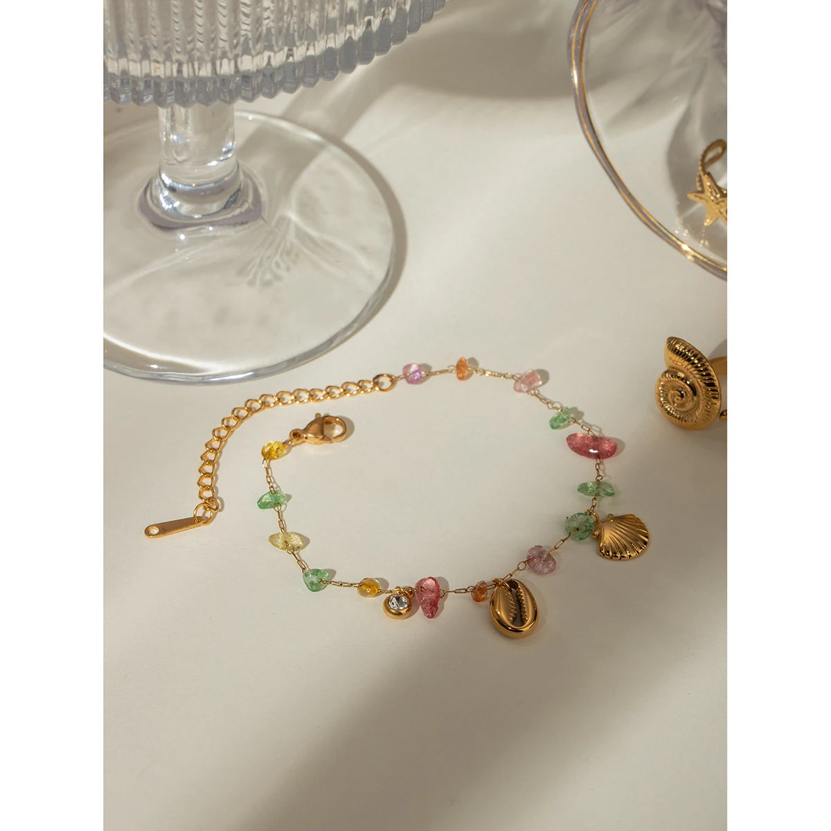 Pulsera con Dije de Concha y Piedras Colorida | Dorado