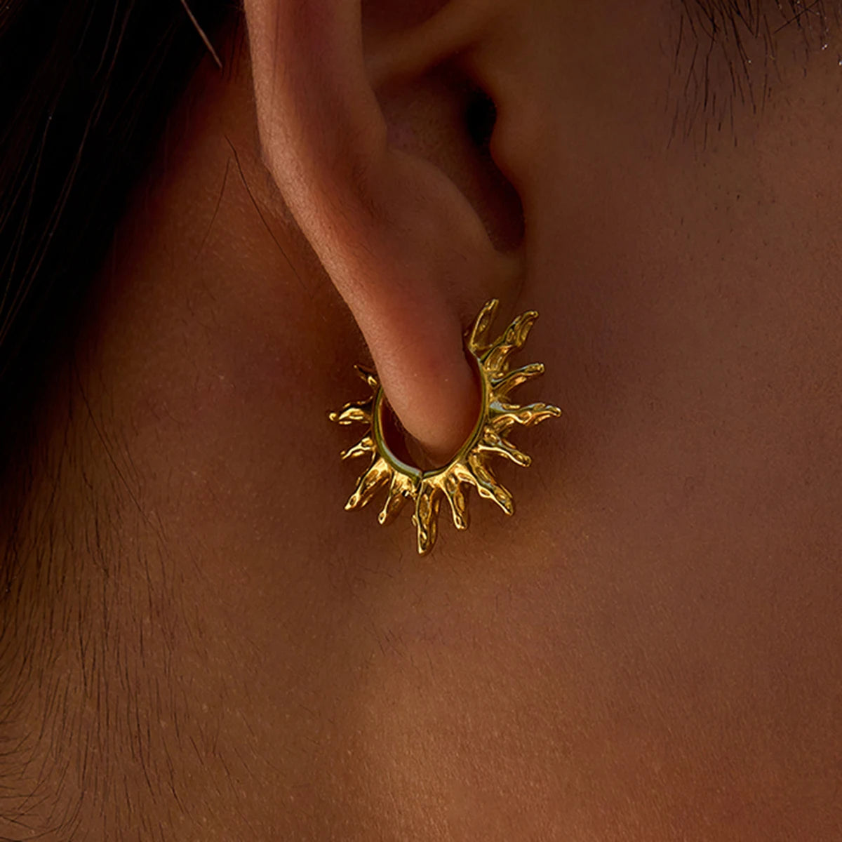 Argolla Con Silueta De Sol Radiante | Dorado