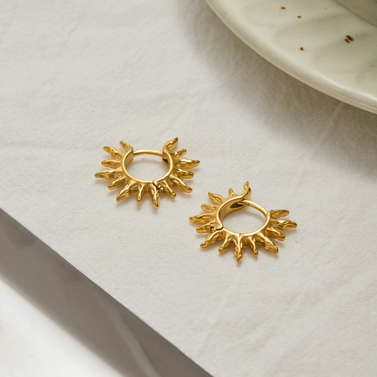 Argolla Con Silueta De Sol Radiante | Dorado