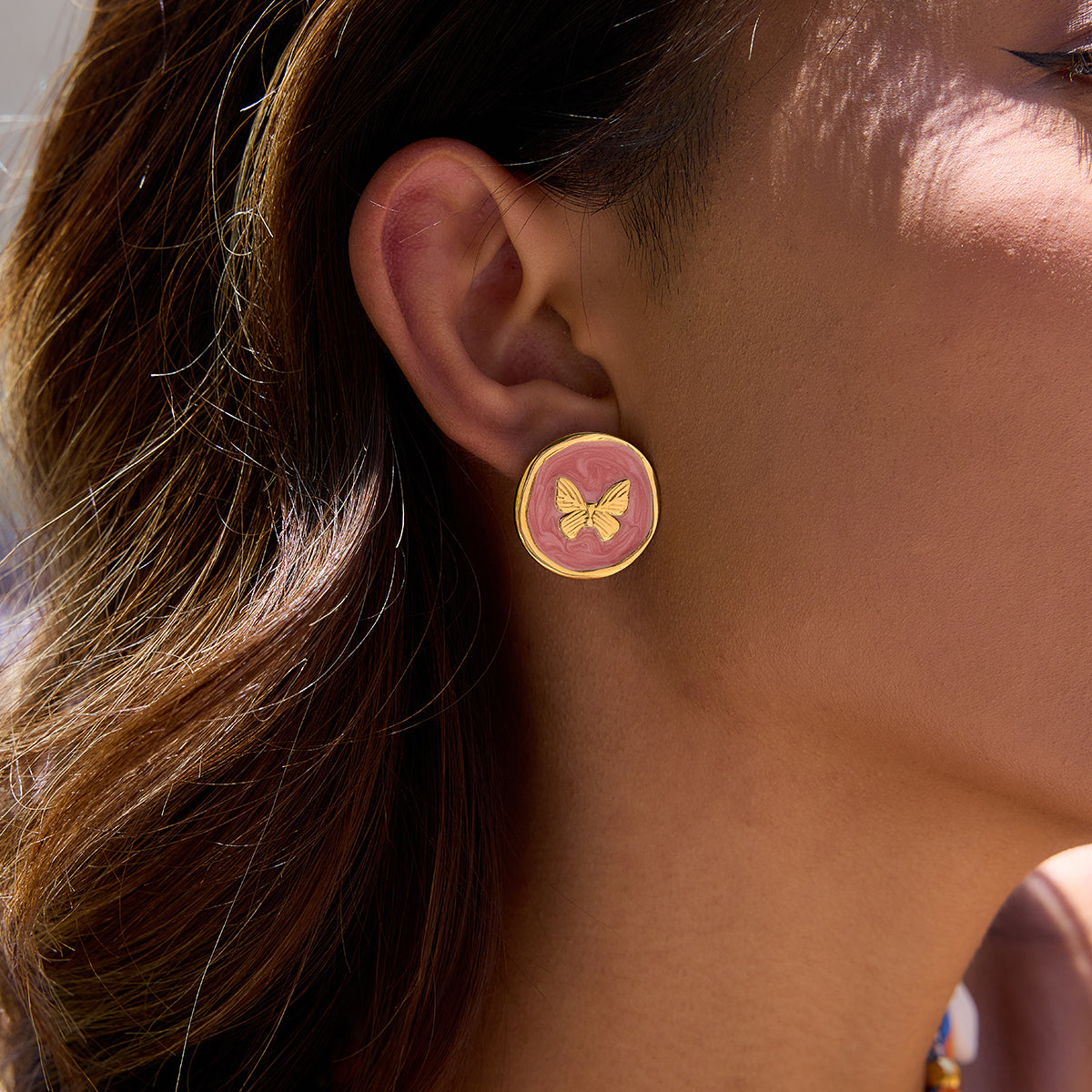 Zarcillo Elegante Circulo con Mariposa | Dorado