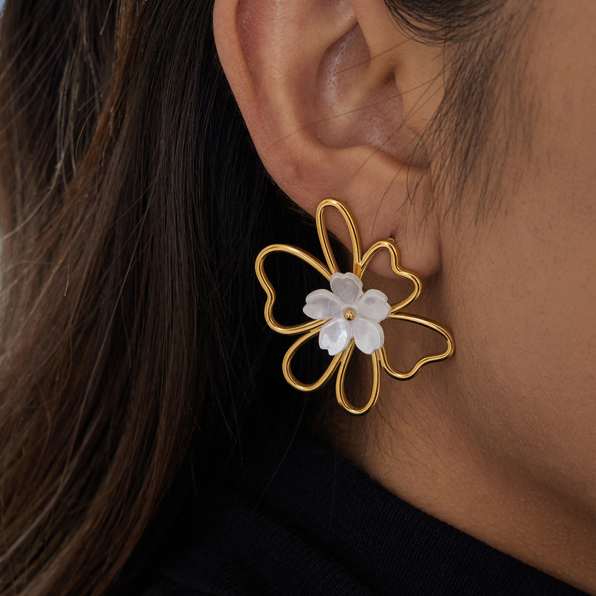 Zarcillo Grandes Flor Centro Blanco | Dorado