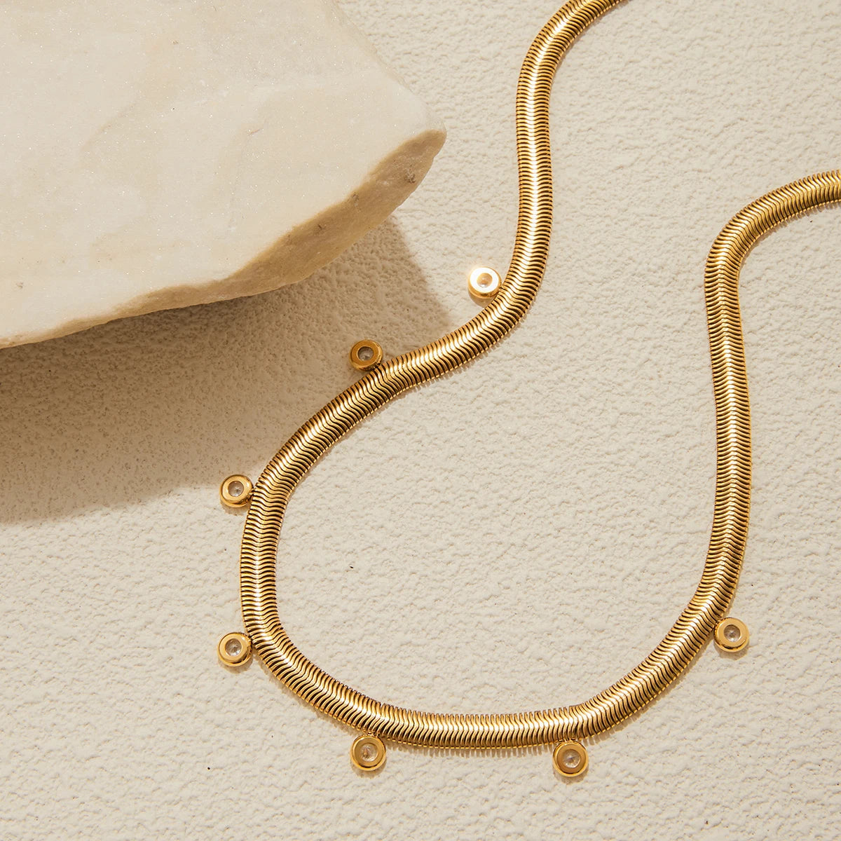 Collar tejido Serpiente con Colgantes brillantes | Dorado