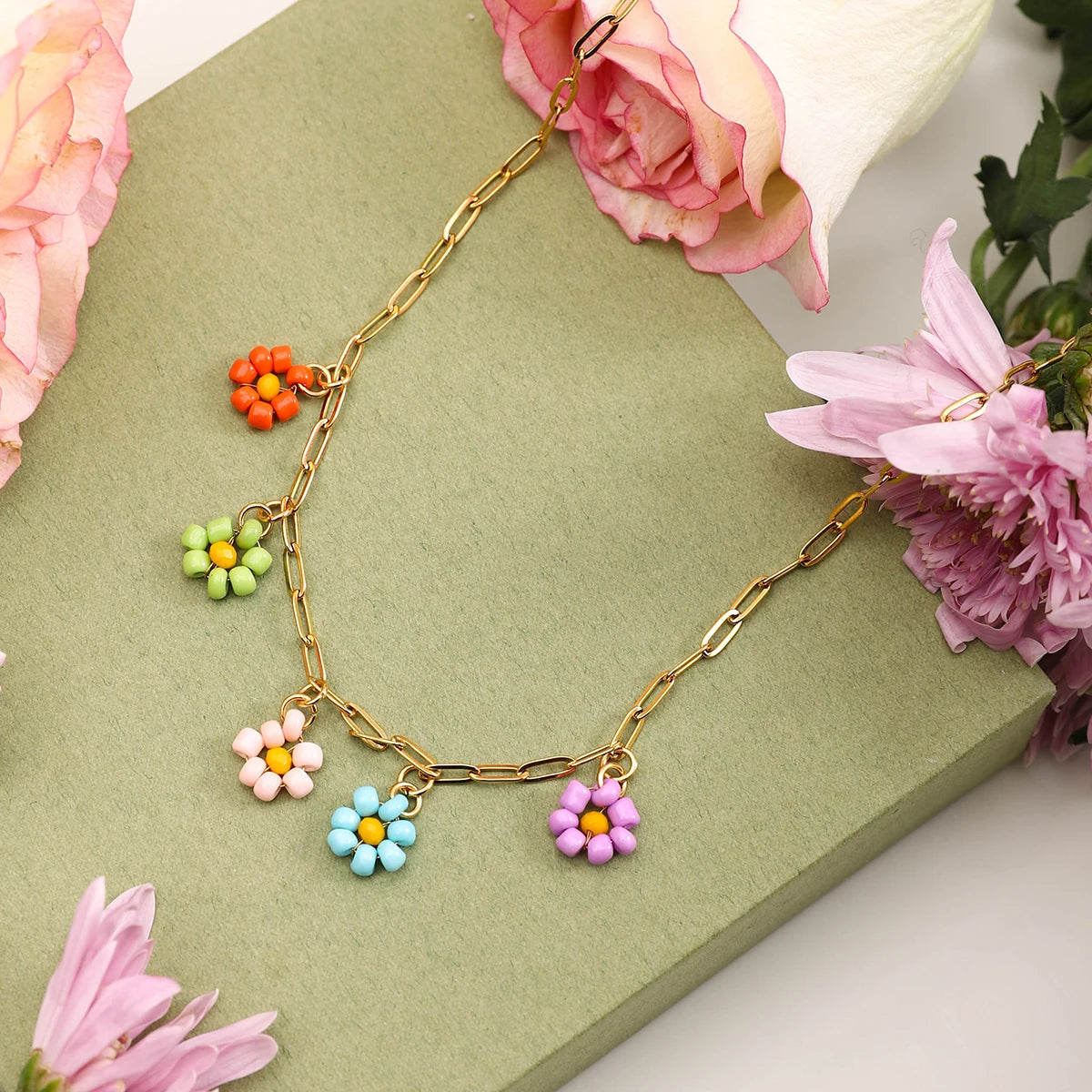 Collar 5 Dijes Flores Colores | Dorado