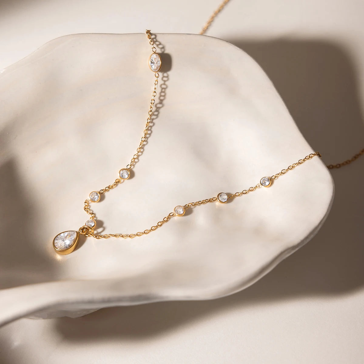 Collar Gota De Cristal Con Circones Incrustados En Cadena Fina | Dorado