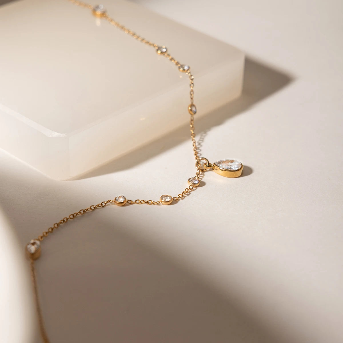 Collar Gota De Cristal Con Circones Incrustados En Cadena Fina | Dorado