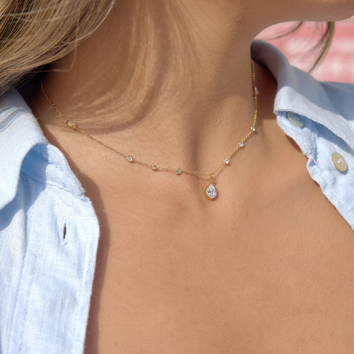 Collar Gota De Cristal Con Circones Incrustados En Cadena Fina | Dorado
