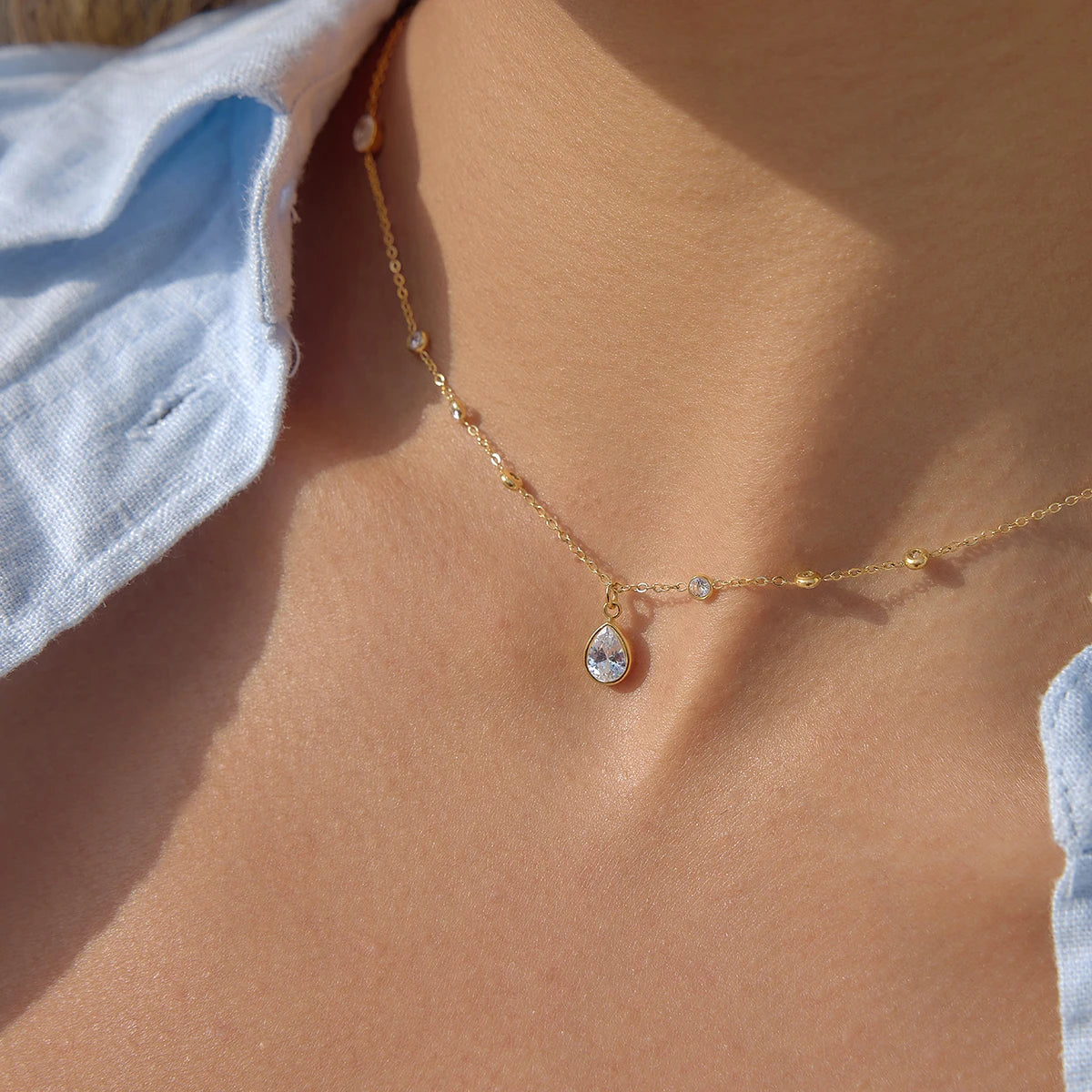 Collar Gota De Cristal Con Circones Incrustados En Cadena Fina | Dorado