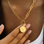 Collar largo 2 Cadenas, Moneda y Broche OT | Dorado