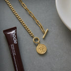 Collar largo 2 Cadenas, Moneda y Broche OT | Dorado