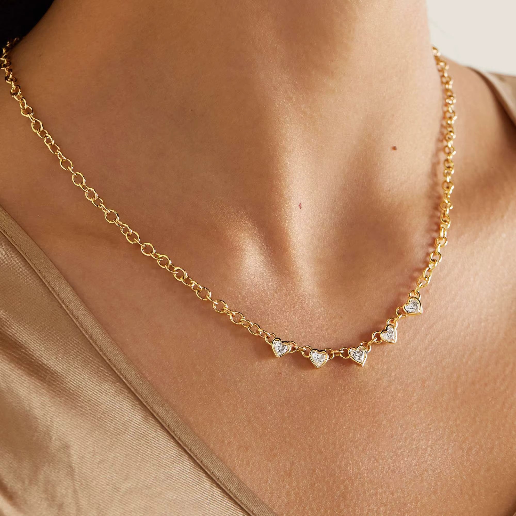 Collar Cadena Elegante con 5 dijes de Corazones Brillantes | Dorado