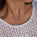 Collar Cadena Elegante con 5 dijes de Corazones Brillantes | Dorado