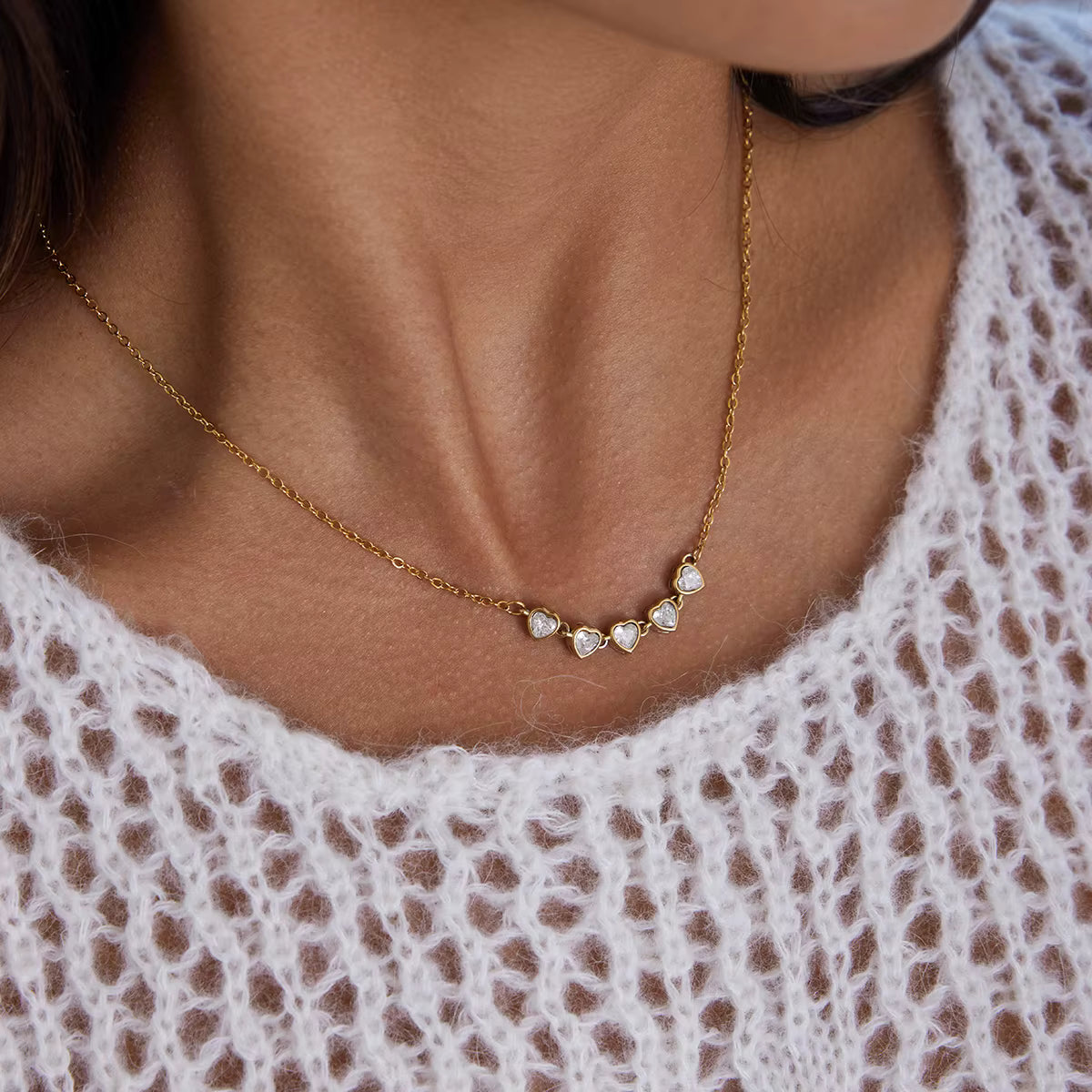 Collar Cadena Elegante con 5 dijes de Corazones Brillantes | Dorado