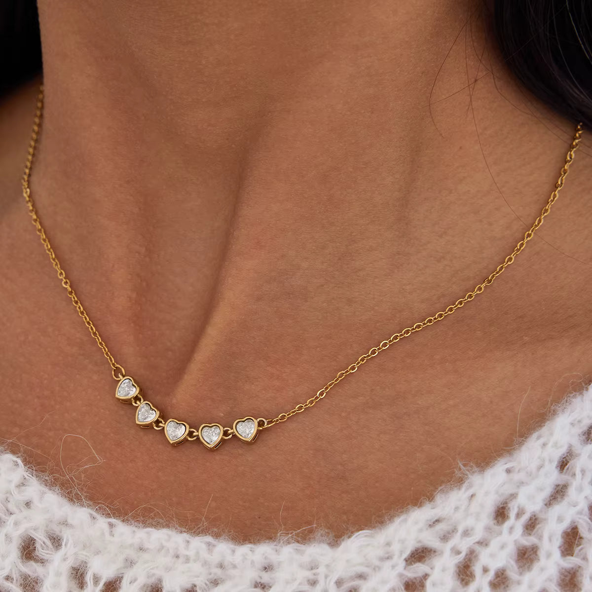 Collar Cadena Elegante con 5 dijes de Corazones Brillantes | Dorado