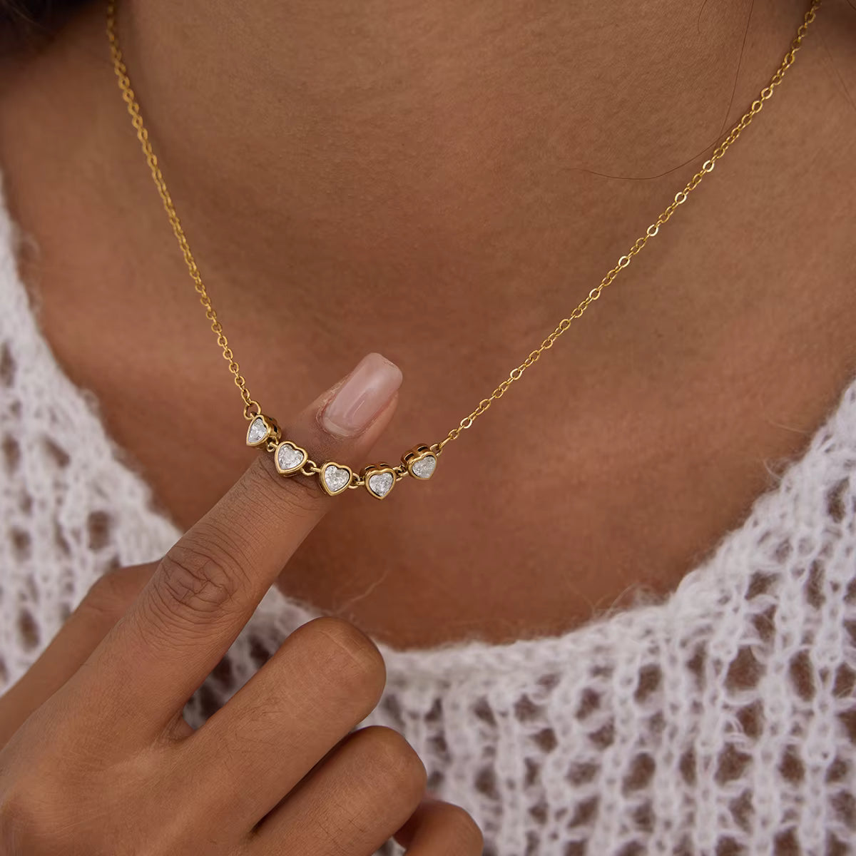 Collar Cadena Elegante con 5 dijes de Corazones Brillantes | Dorado