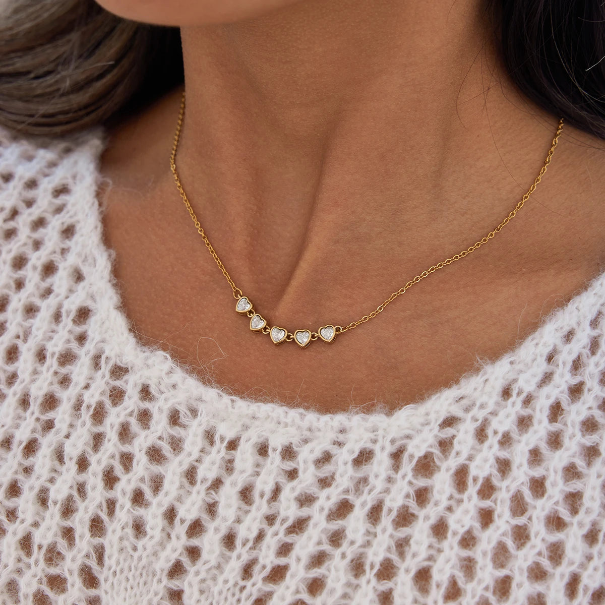 Collar Cadena Elegante con 5 dijes de Corazones Brillantes | Dorado