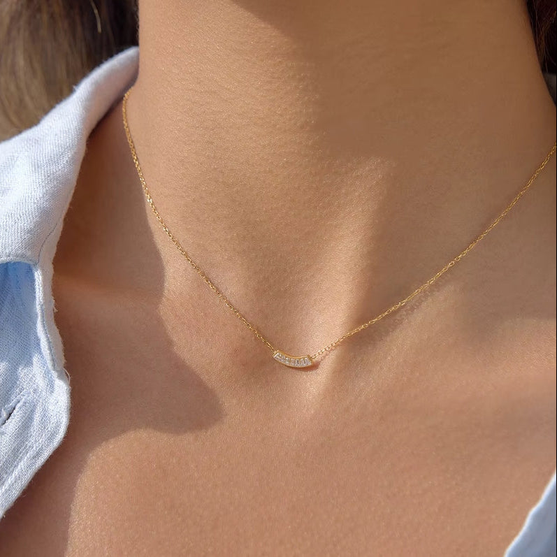 Collar Curvo Minimalista Con Circones Baguette | Dorado