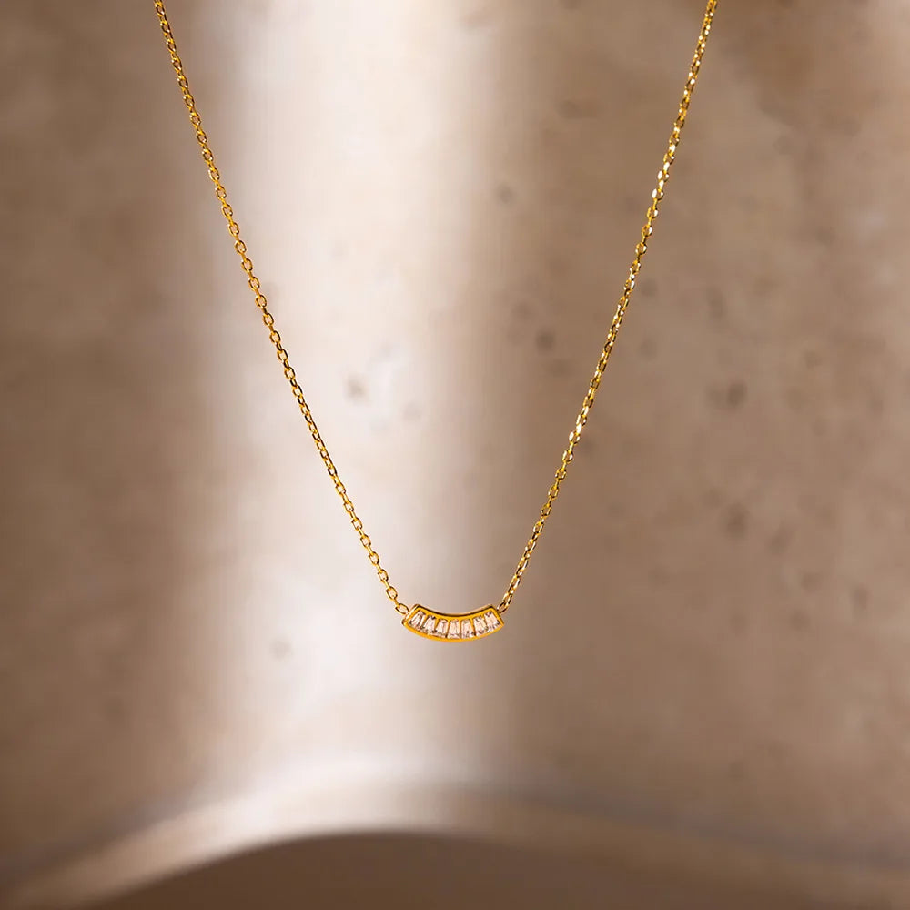 Collar Curvo Minimalista Con Circones Baguette | Dorado