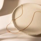 Collar Curvo Minimalista Con Circones Baguette | Dorado