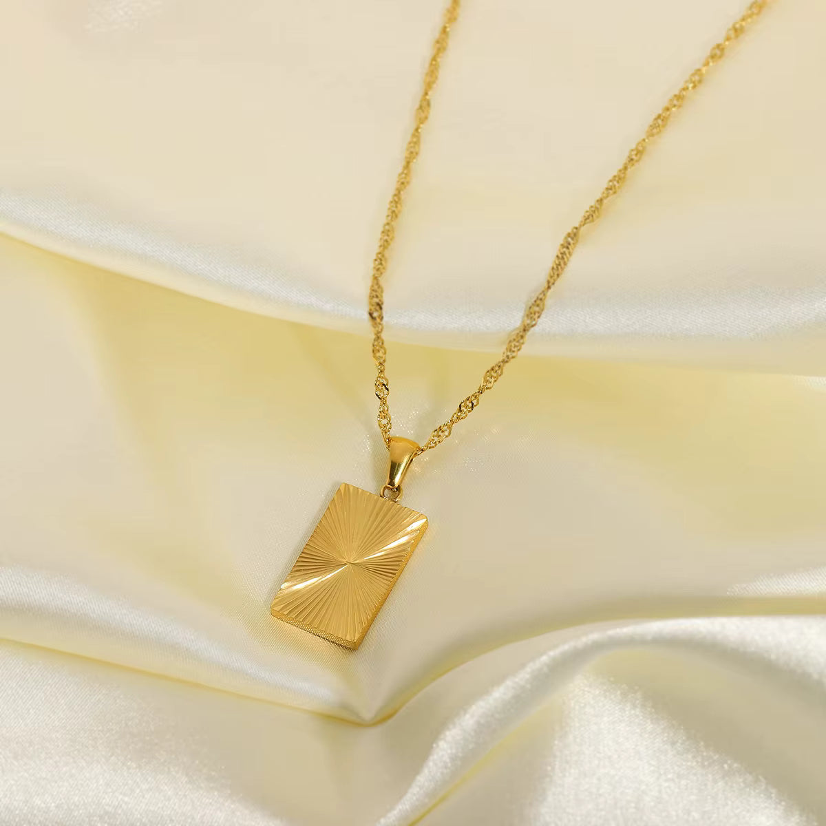 Collar Placa Rectangular | Dorado