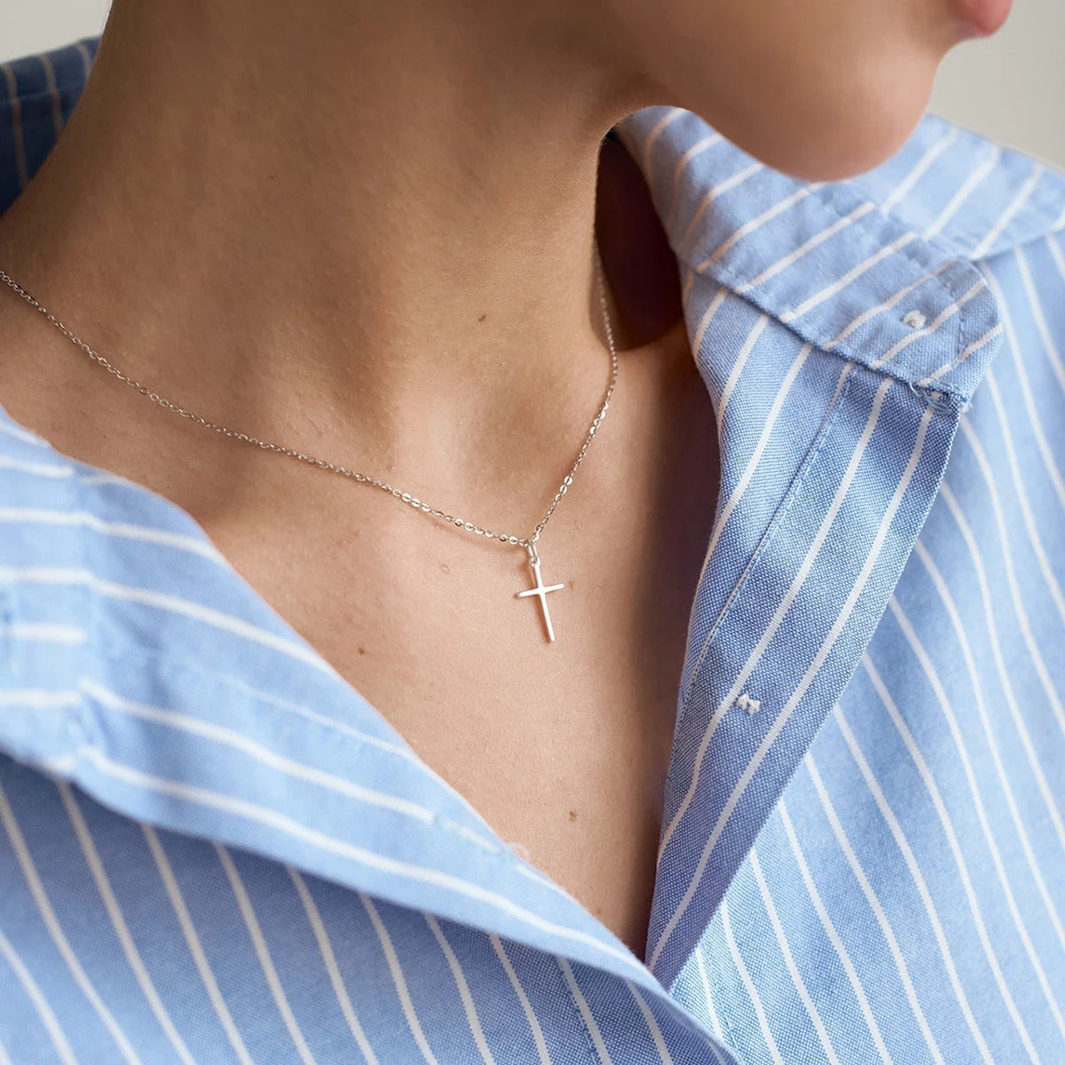 Collar con dije de cruz religiosa | Dorado