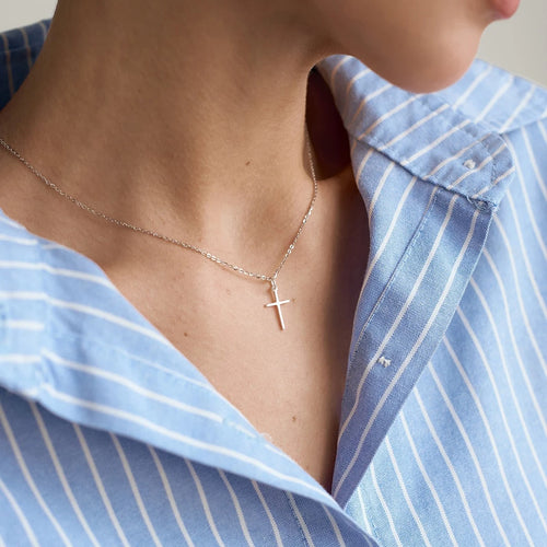 Collar con dije de cruz religiosa | Dorado