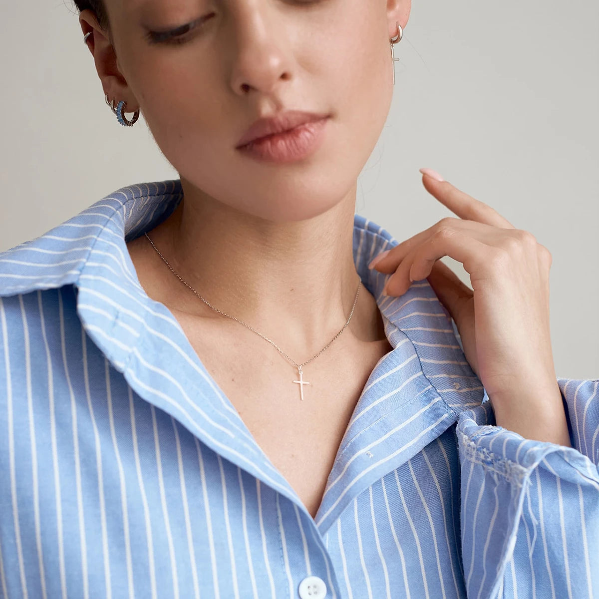 Collar con dije de cruz religiosa | Dorado