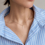 Collar con dije de cruz religiosa | Dorado