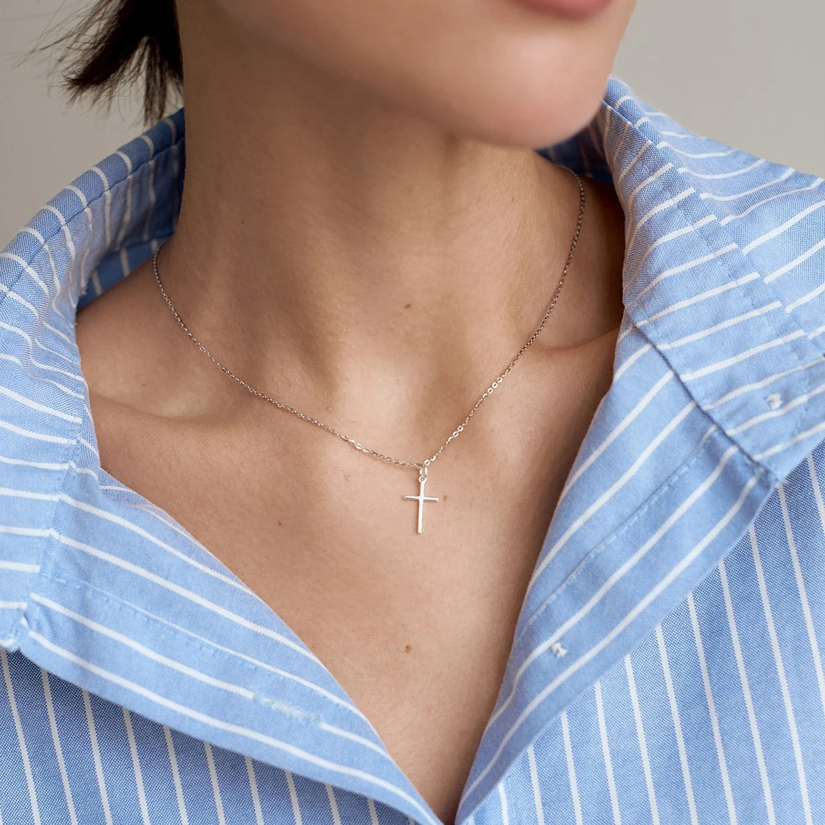 Collar con dije de cruz religiosa | Dorado