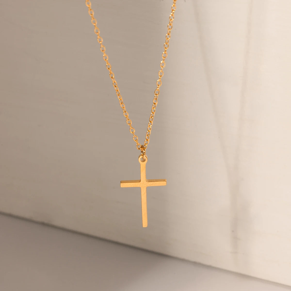 Collar con dije de cruz religiosa | Dorado