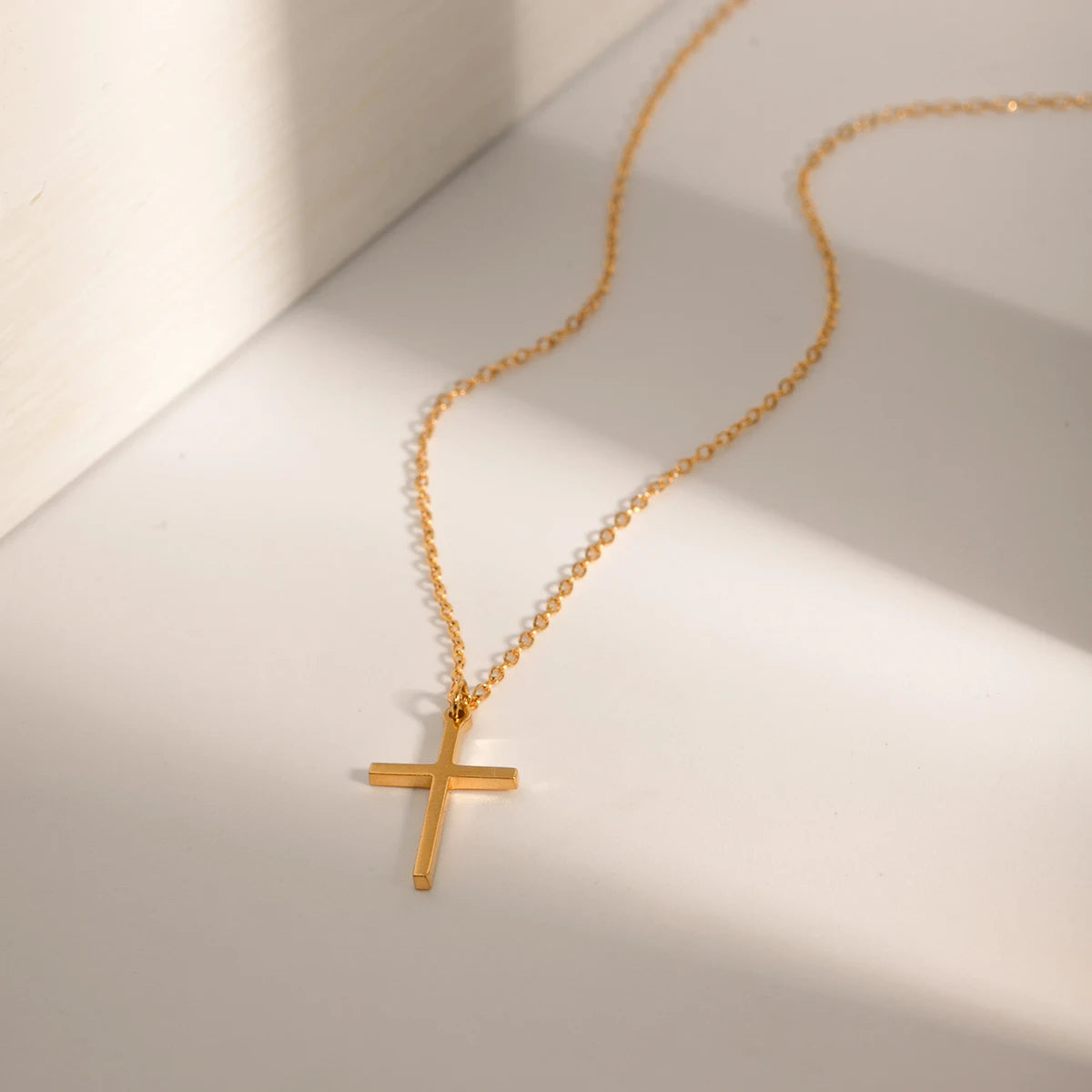 Collar con dije de cruz religiosa | Dorado