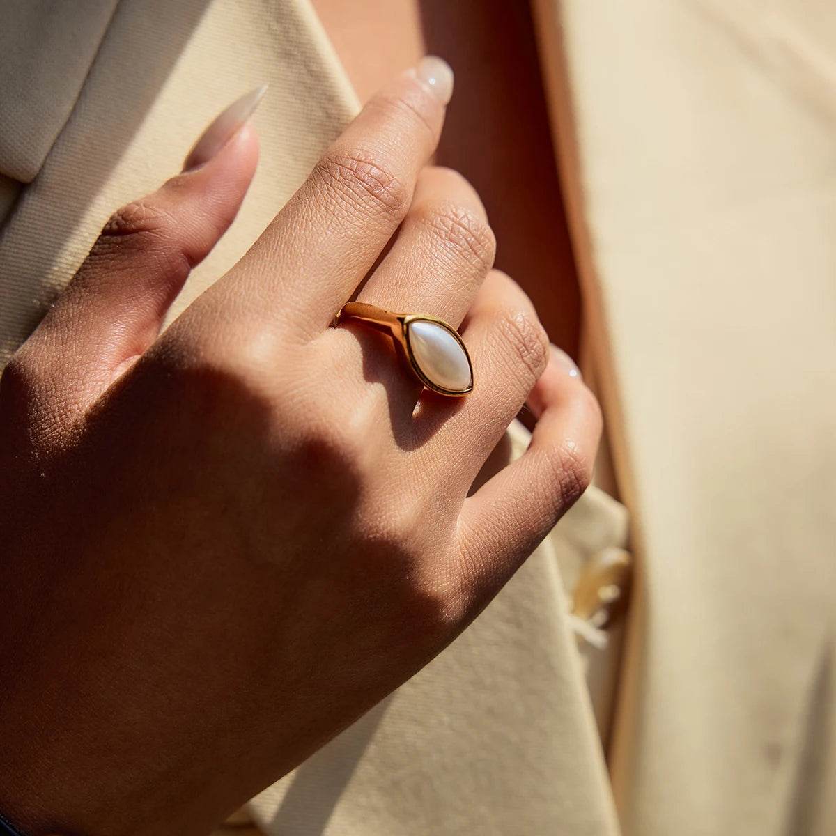 Anillo Nacar Blanco En Corte Marquesa | Dorado